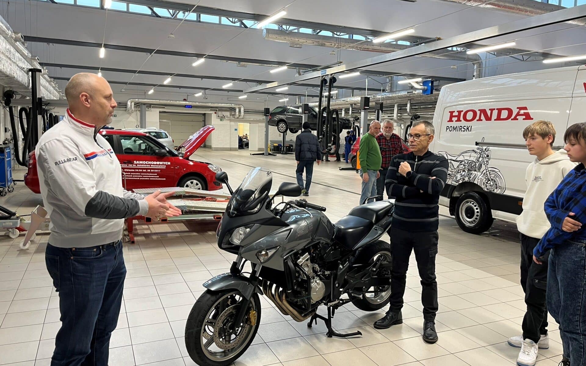 Honda przekazuje motocykl CBF600S gdańskiej samochodówce w celach edukacyjnych