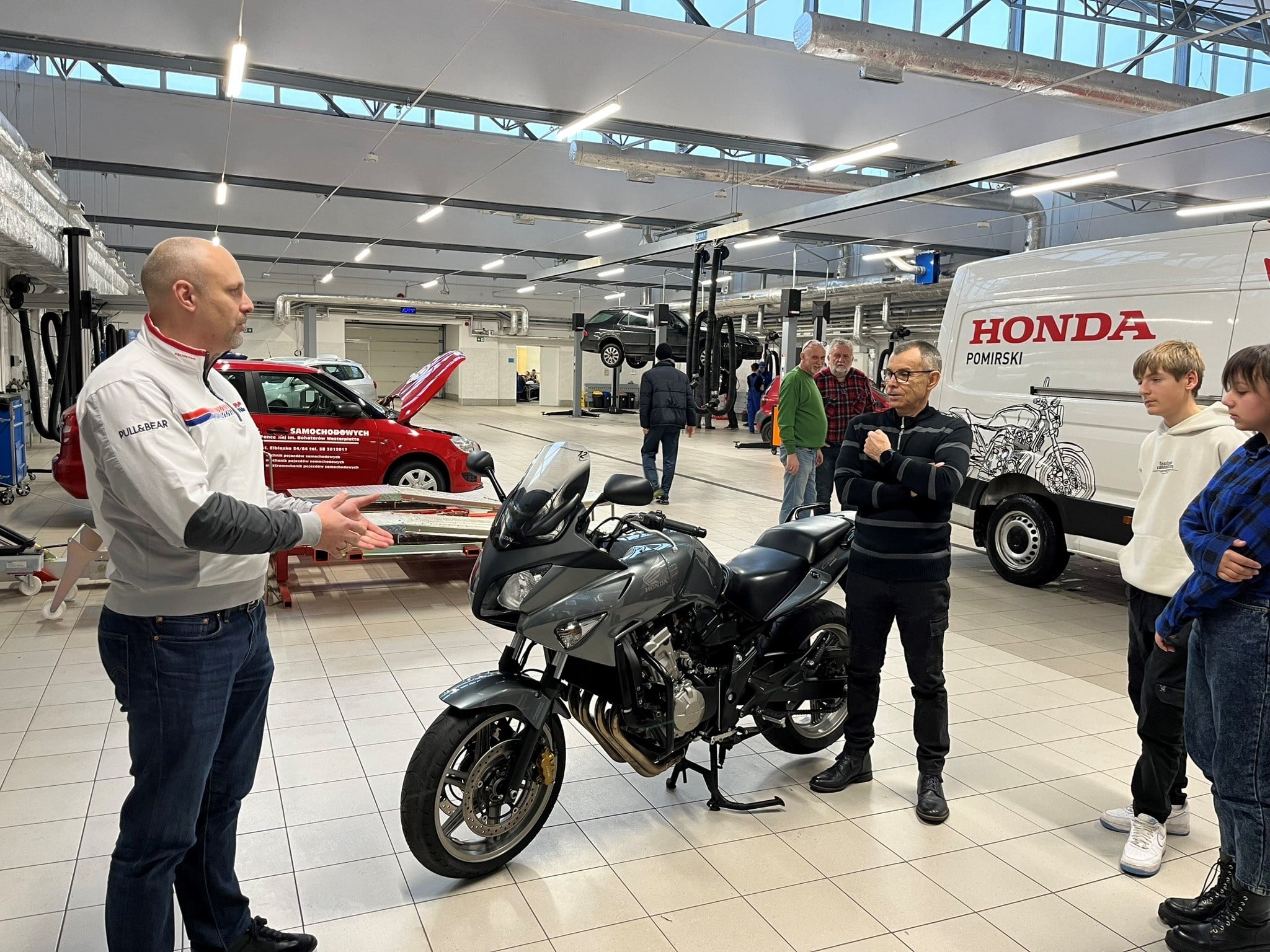Honda przekazuje motocykl CBF600S gdańskiej samochodówce w celach edukacyjnych