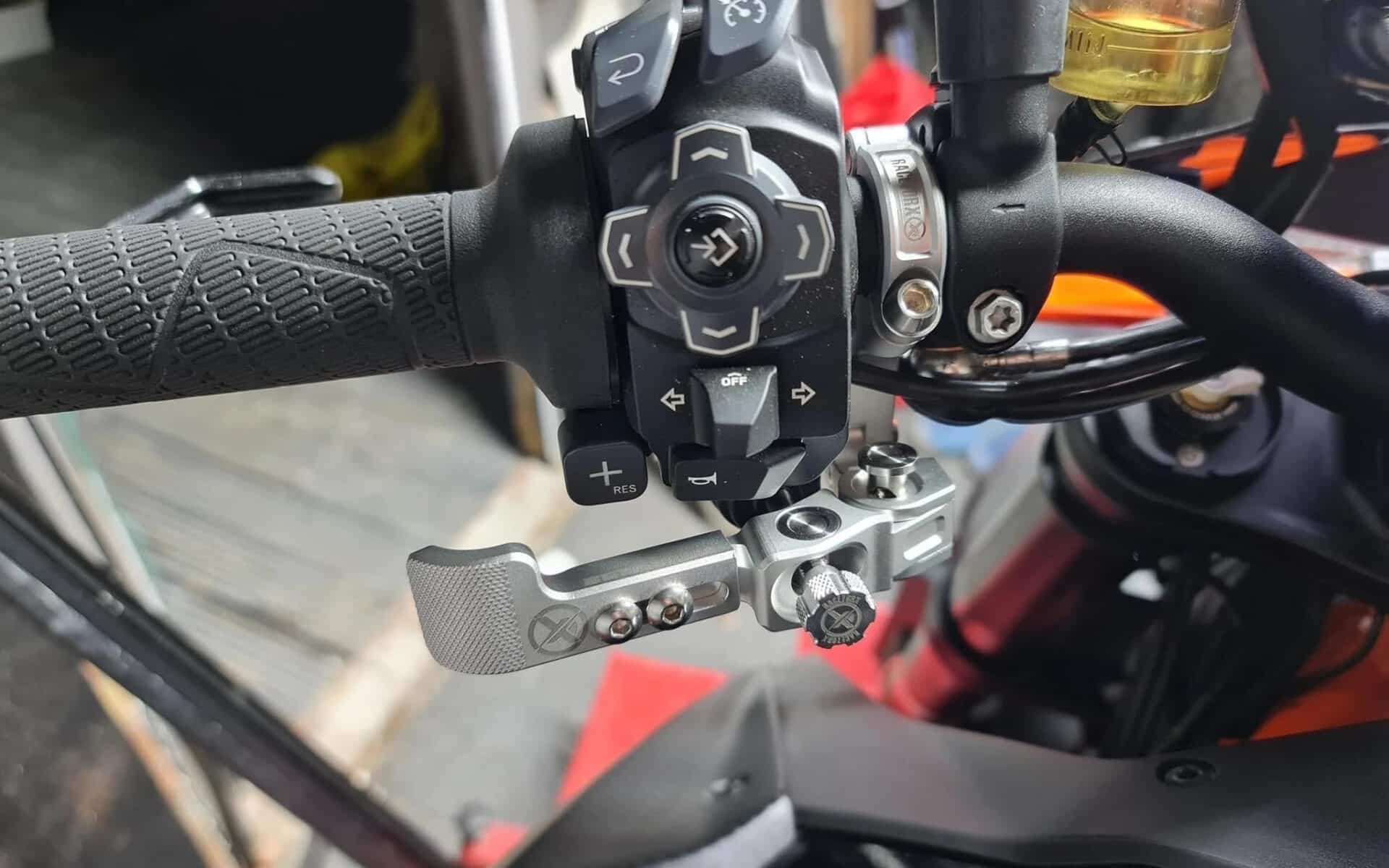 Thumb brake – co to jest, jak działa i do czego służy dodatkowy hamulec w kciuku?