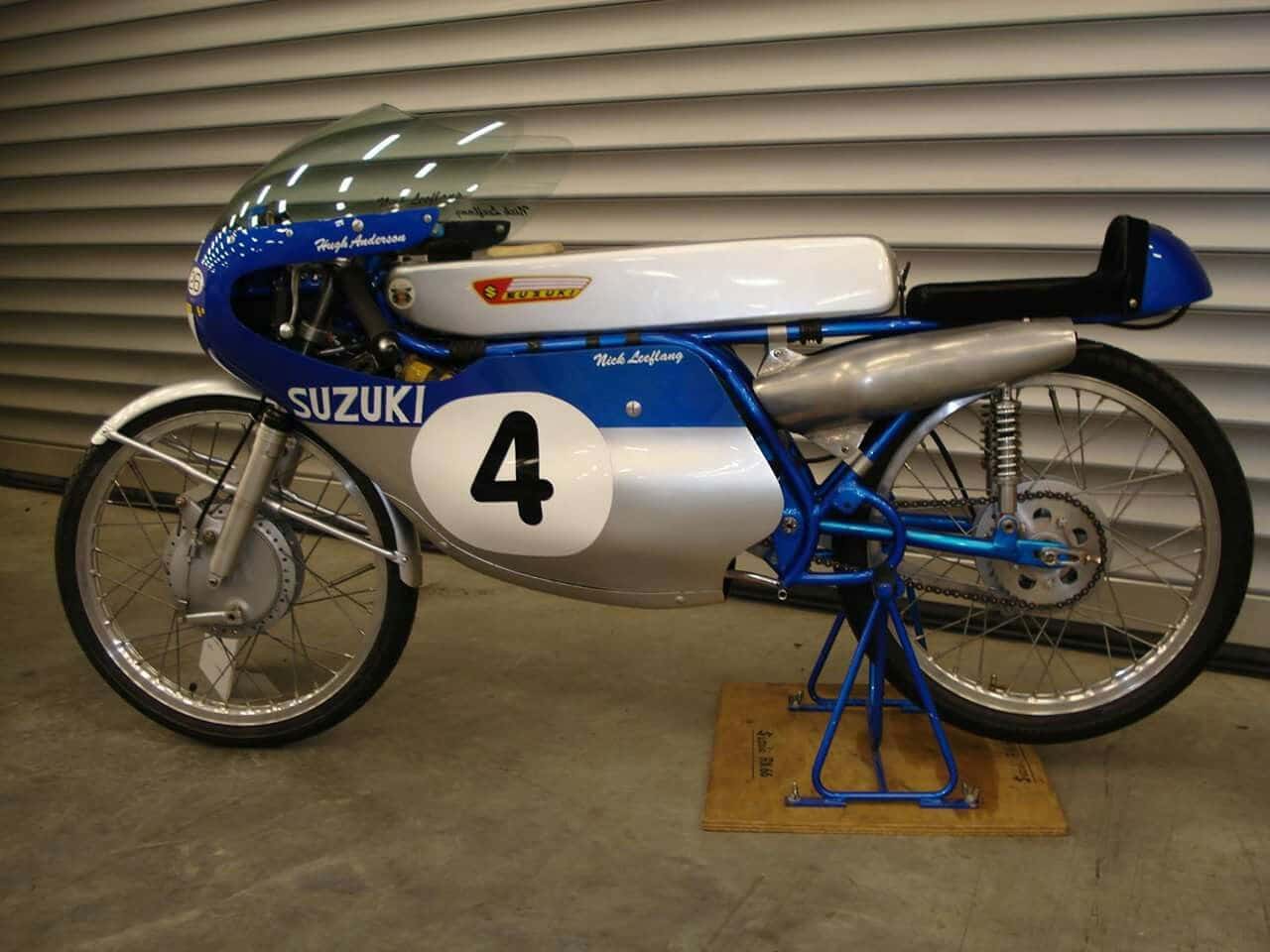 Motorower, który jechał ponad 200 km/h i wkręcał się do 19 000 obr./min. Poza tym miał 3 cylindry: Suzuki RP 68