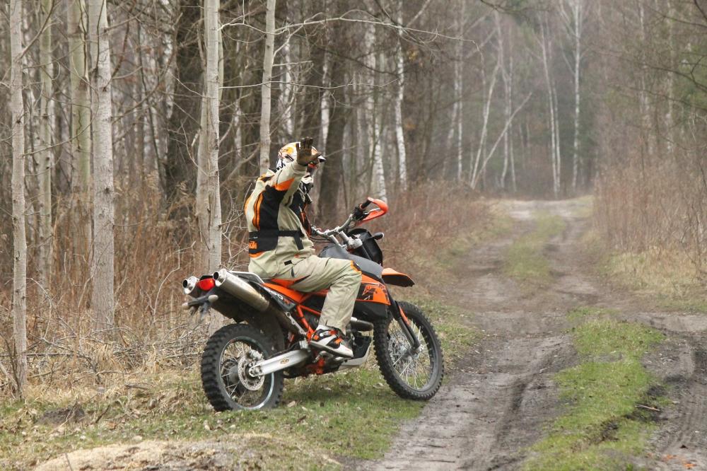 Czy można jeździć motorem po lesie?