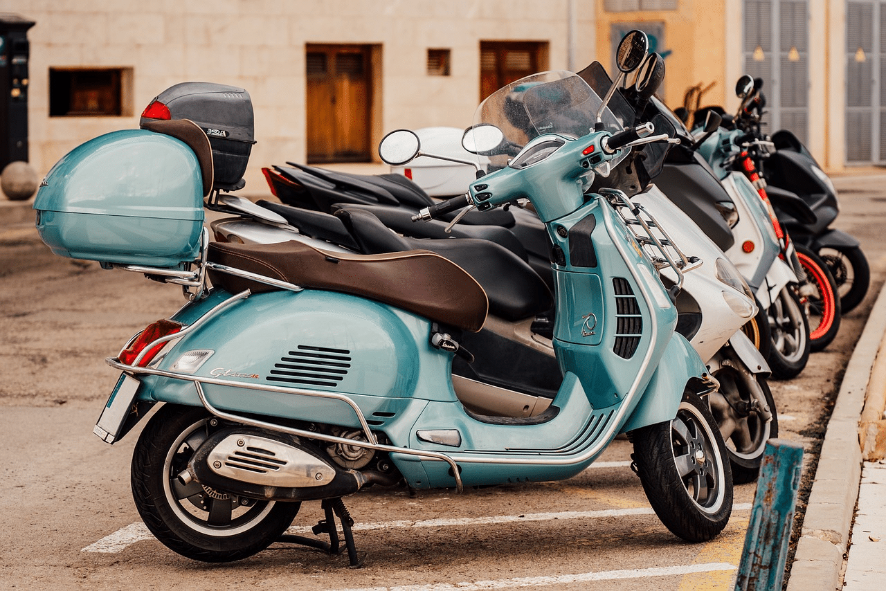 Motorower – czym jest, jaką ma pojemność i kto może nim kierować?