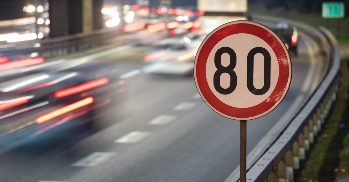 Znak drogowy ograniczenie do 80 km/h.