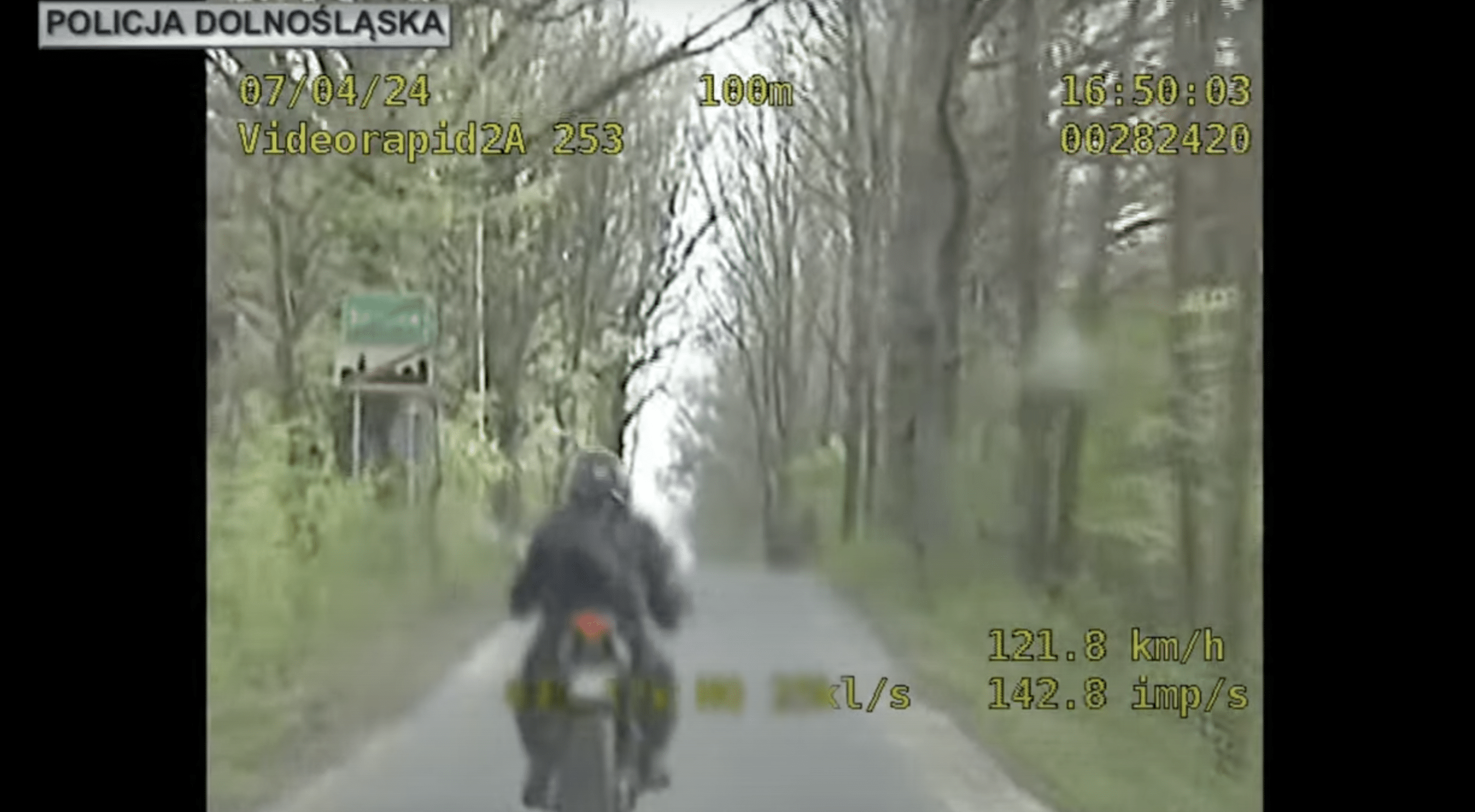 Wyprzedzał motocyklem na linii ciągłej, a potem zaczął uciekać – grozi mu 5 lat więzienia i 15 lat zakazu prowadzenia pojazdów
