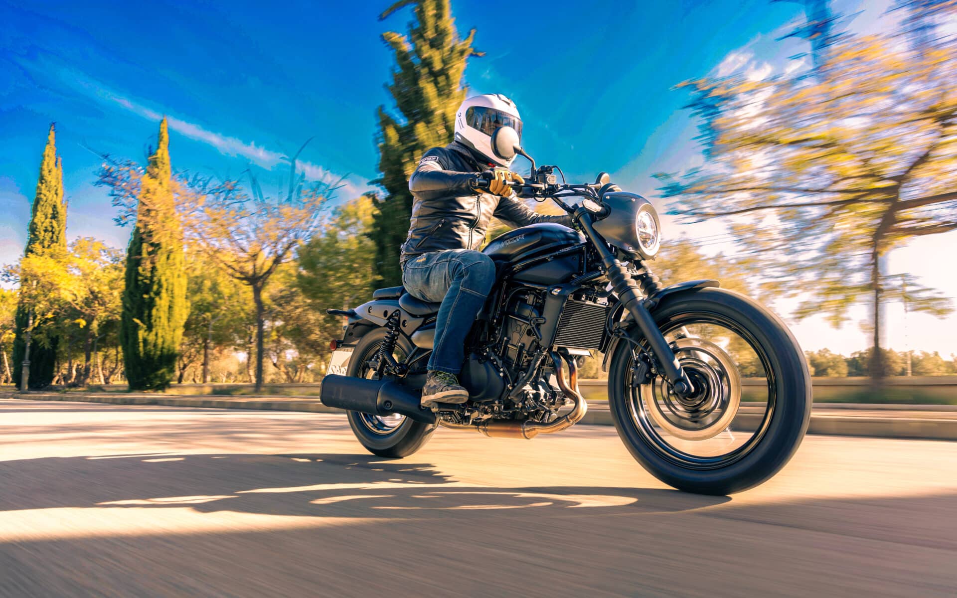 Kawasaki Eliminator 500 2024: Legendarna nazwa, a co z resztą? [OPIS, TEST, CENA, DANE TECHNICZNE, WADY, ZALETY, GALERIA ZDJĘĆ]