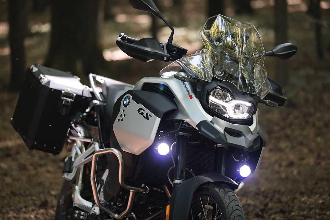 Dlaczego motocykle nie mają tylnego światła przeciwmgielnego? [VIDEO]