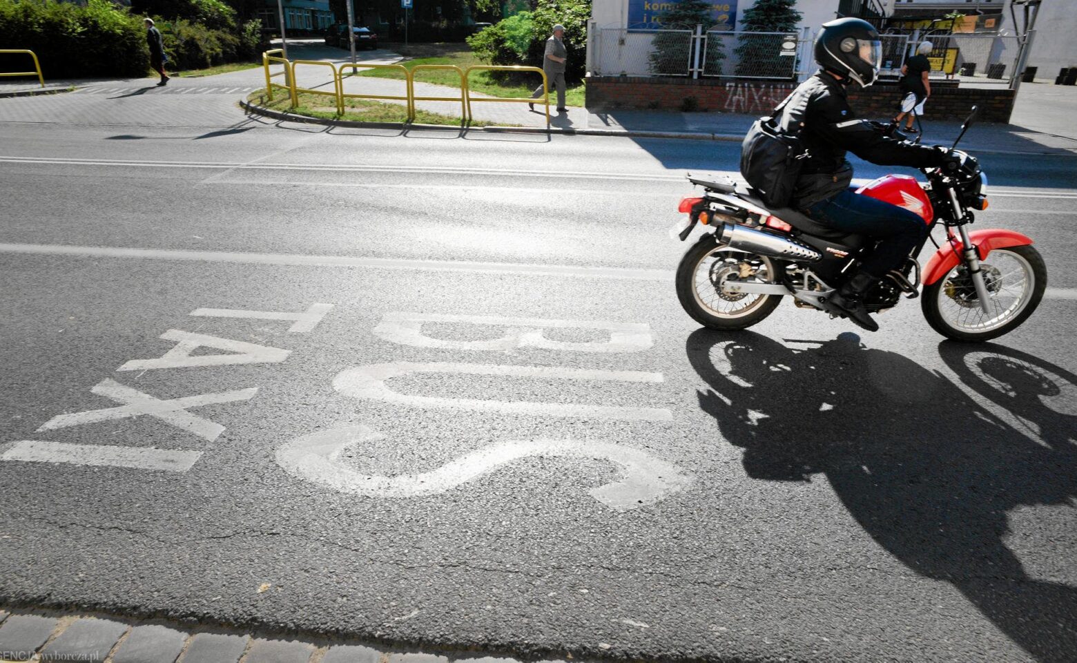 Możesz jeździć motocyklem bus pasem, ale tylko w określonych miastach i w tych przypadkach [PRZEPISY, LISTA MIAST, DOP]