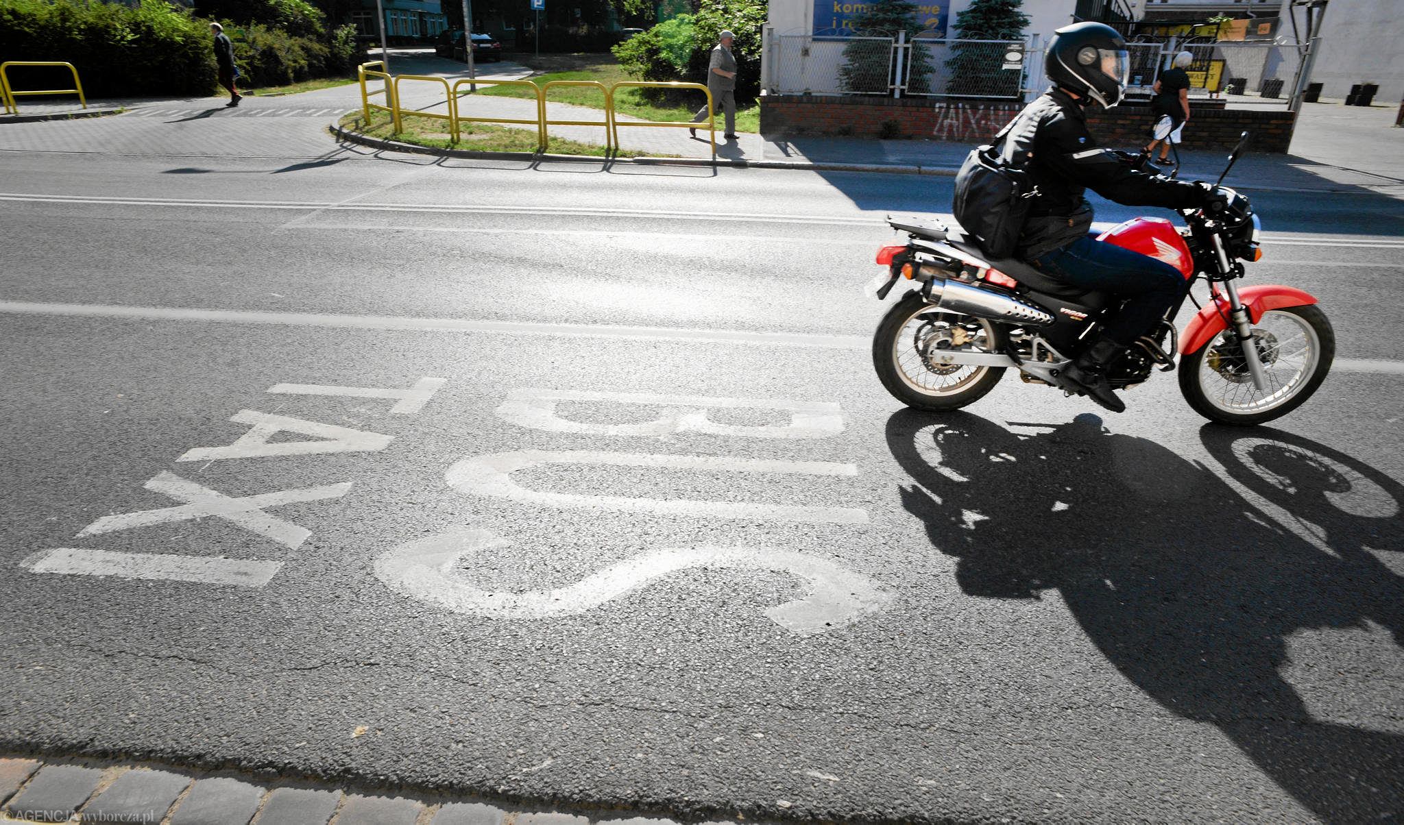 Możesz jeździć motocyklem bus pasem, ale tylko w określonych miastach i w tych przypadkach [PRZEPISY, LISTA MIAST, DOP]