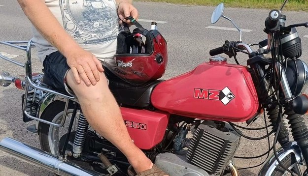 Jechał pijany na motocyklu, w kasku wiózł butelki po piwie