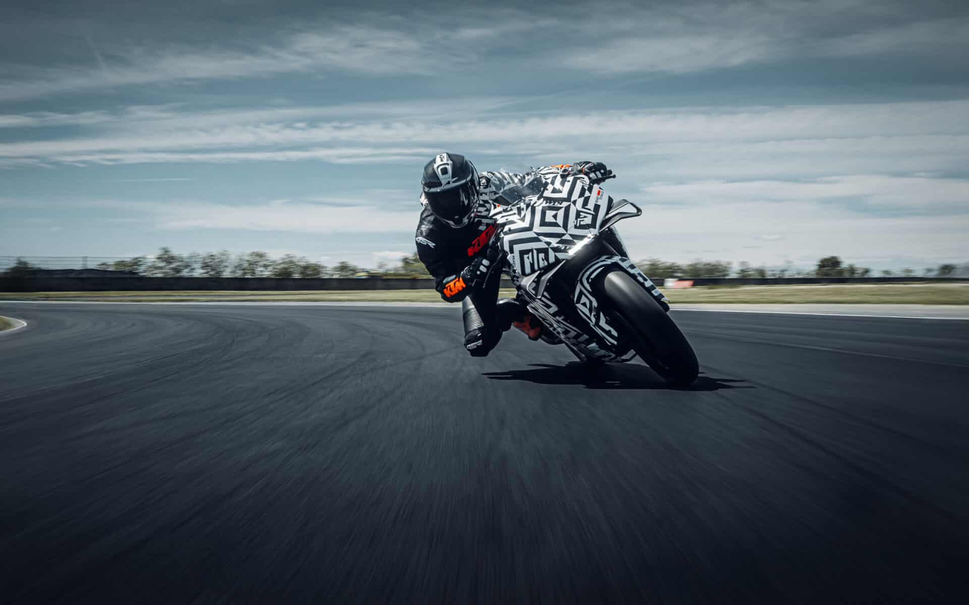 KTM nie dotrzymał obietnicy – 990 RC R to sportowy motocykl z homologacją drogową!