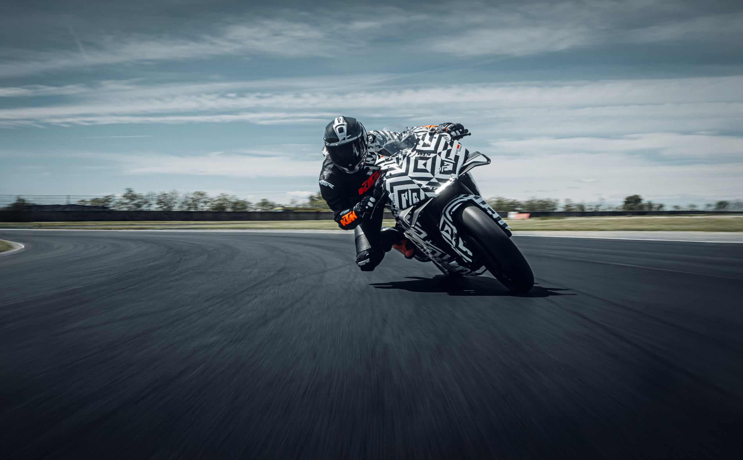 KTM nie dotrzymał obietnicy – 990 RC R to sportowy motocykl z homologacją drogową!