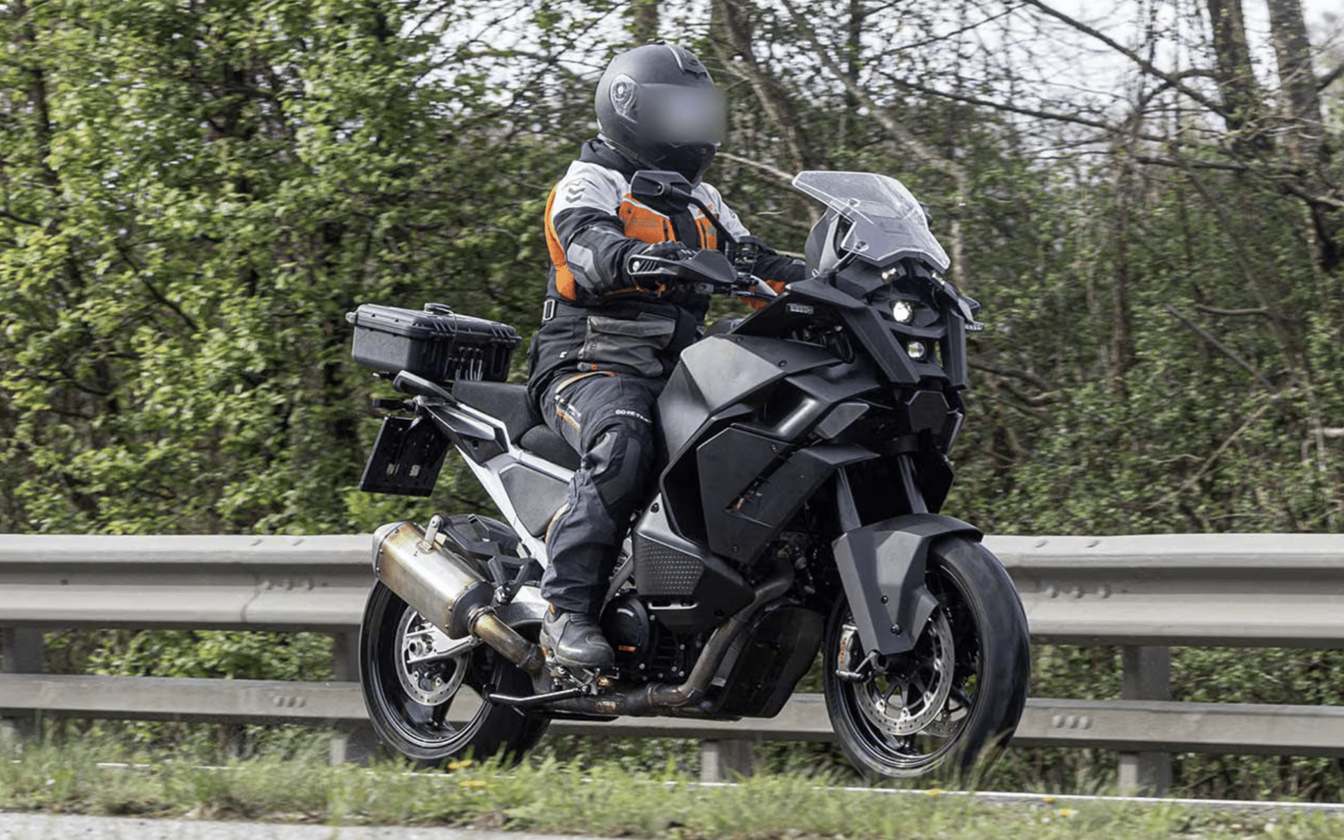 KTM w natarciu – przyłapano 3 nowe modele: 1390 Rally, 1390 Super Adventure S i 1490 Super Adventure