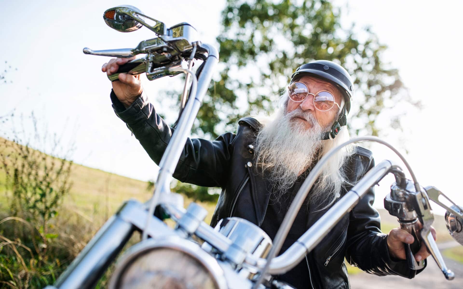A może czas już skończyć jeździć na motocyklu? Do jakiego wieku powinniśmy jeździć? Poznaj regulacje prawne i wyniki najnowszych badań naukowych.