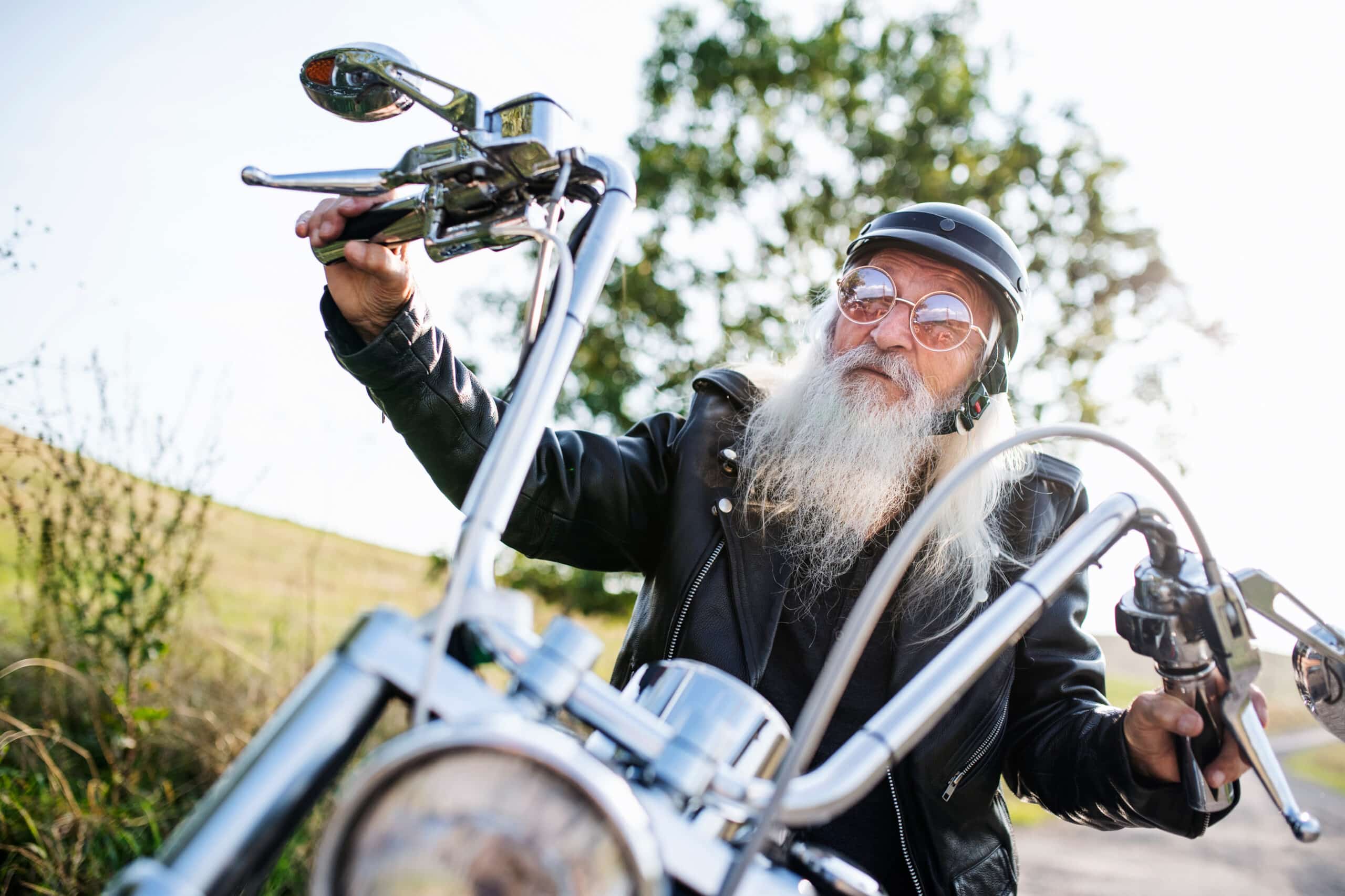 A może czas już skończyć jeździć na motocyklu? Do jakiego wieku powinniśmy jeździć? Poznaj regulacje prawne i wyniki najnowszych badań naukowych.