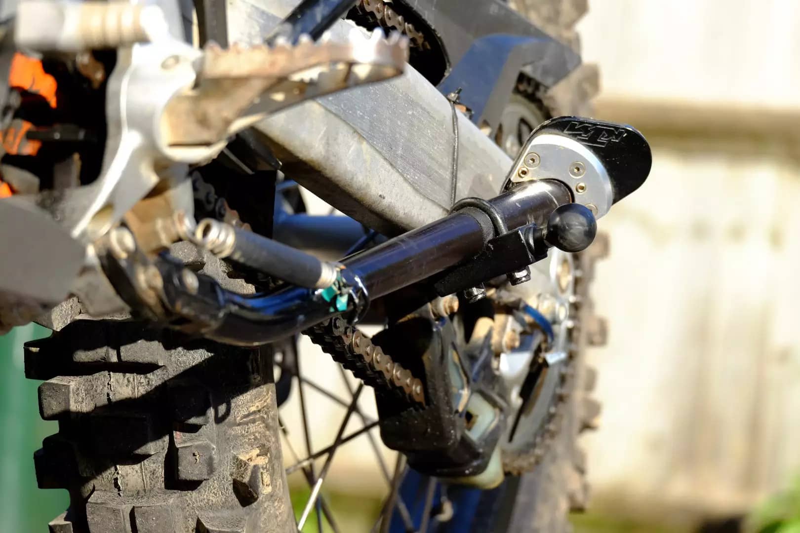 Kącik dla ciekawskich – dlaczego stopka boczna w motocyklu jest po lewej stronie? Odpowiedź może Cię nieźle zaskoczyć!