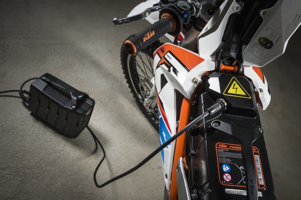 Parkujesz elektrycznym motocyklem lub samochodem w garażu podziemnym? Poznaj nowe wytyczne ochrony przeciwpożarowej