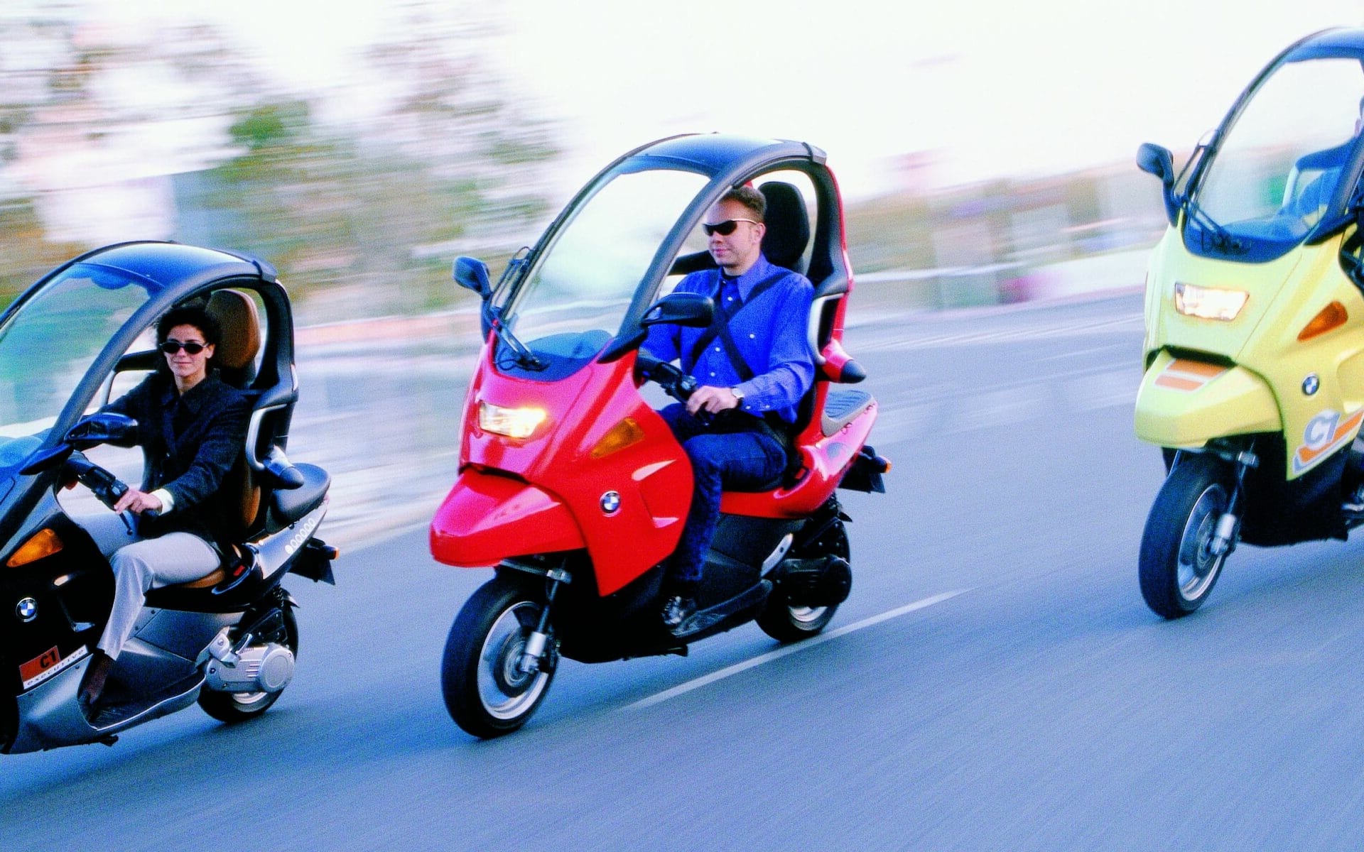 Czy jadąc motocyklem z pasami bezpieczeństwa należy mieć kask?