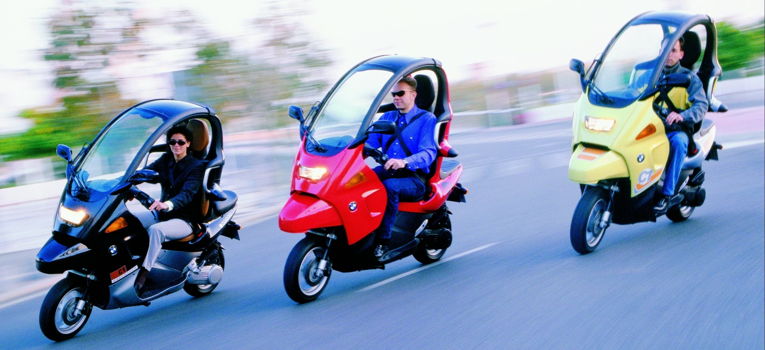 Czy jadąc motocyklem z pasami bezpieczeństwa należy mieć kask?