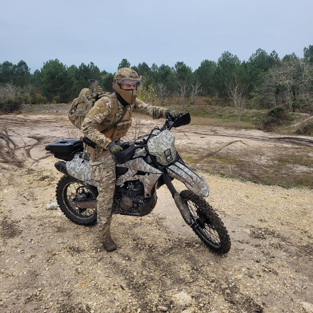 Wojskowa Yamaha WR250F zaprezentowana na targach Eurosatory 2024 – czym różni się od wersji cywilnej?