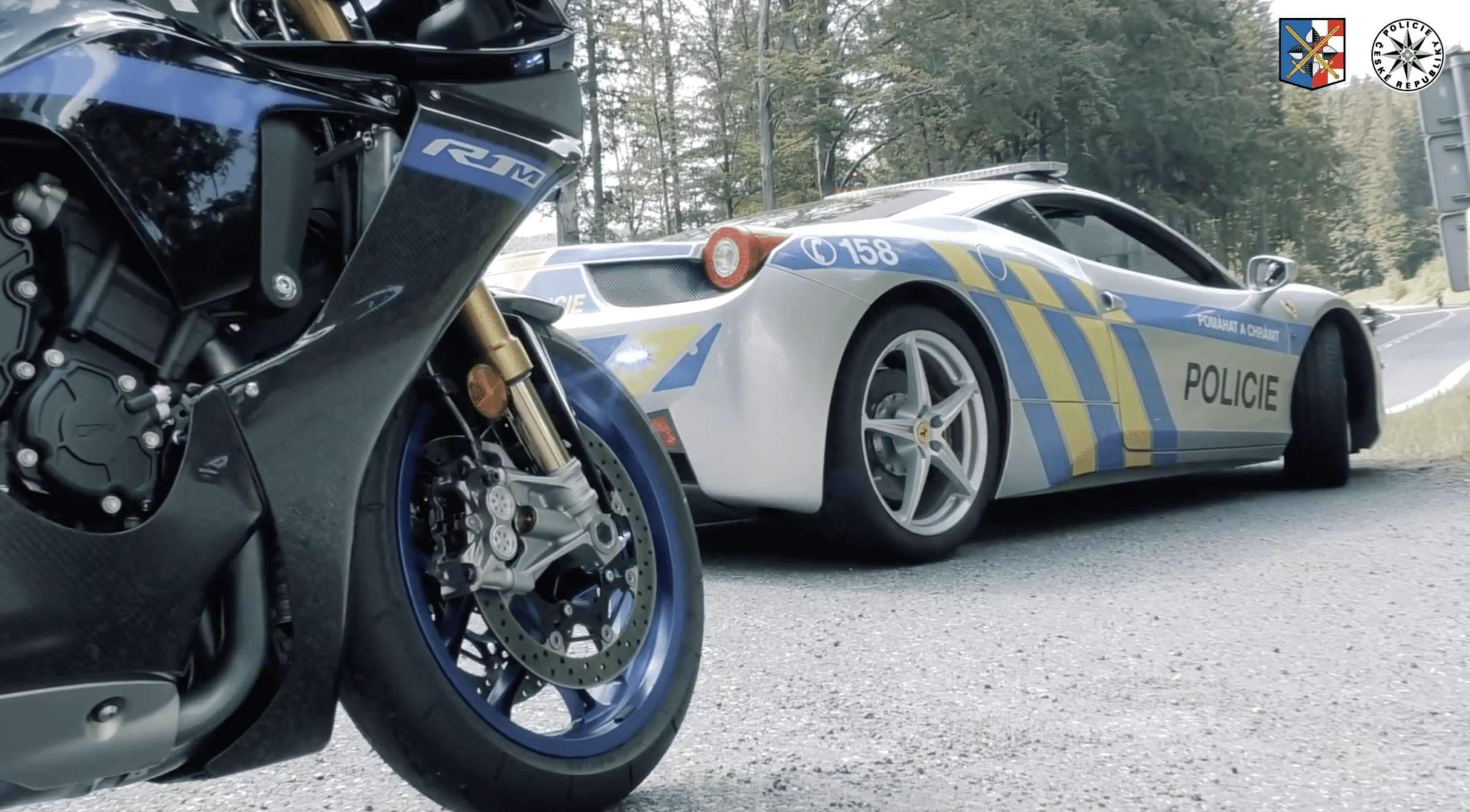 Jedziesz motocyklem na przełęcz Červenohorské sedlo? Policyjne Ferrari patroluje tamtejszą okolicę