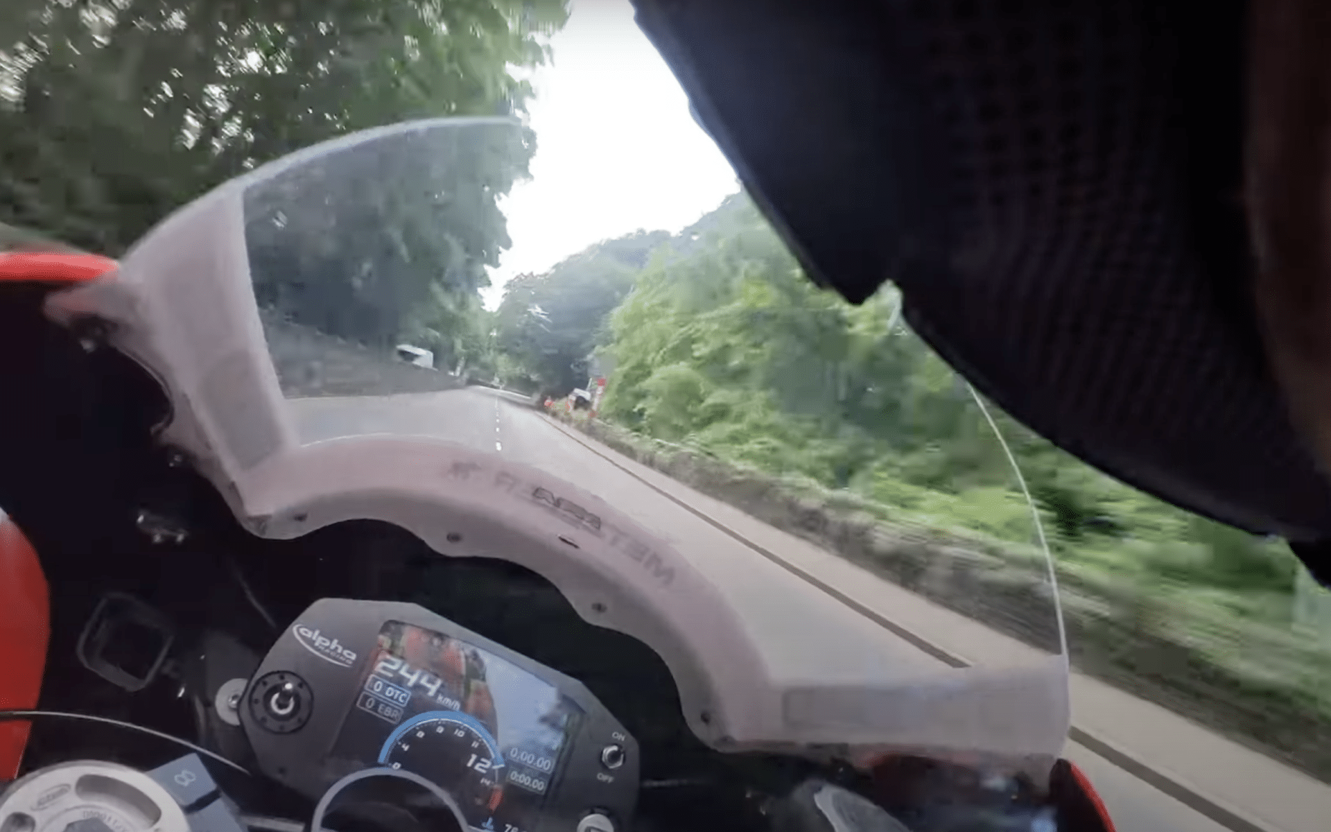 Co widzi zawodnik ścigający się na Wyspie Man? Koniecznie zobacz niesamowity onboard z kamery umieszczonej wewnątrz kasku [VIDEO]