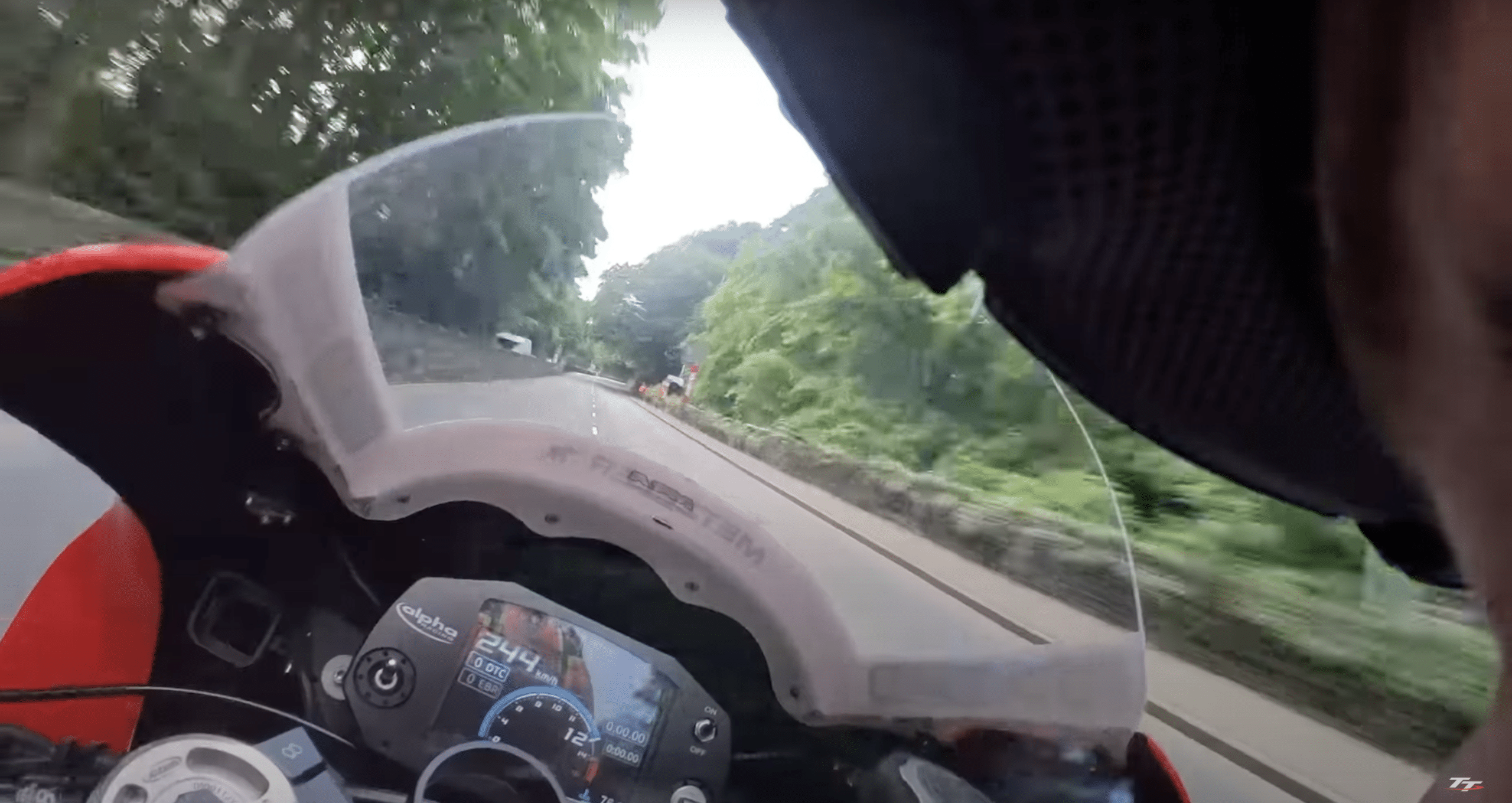 Co widzi zawodnik ścigający się na Wyspie Man? Koniecznie zobacz niesamowity onboard z kamery umieszczonej wewnątrz kasku [VIDEO]