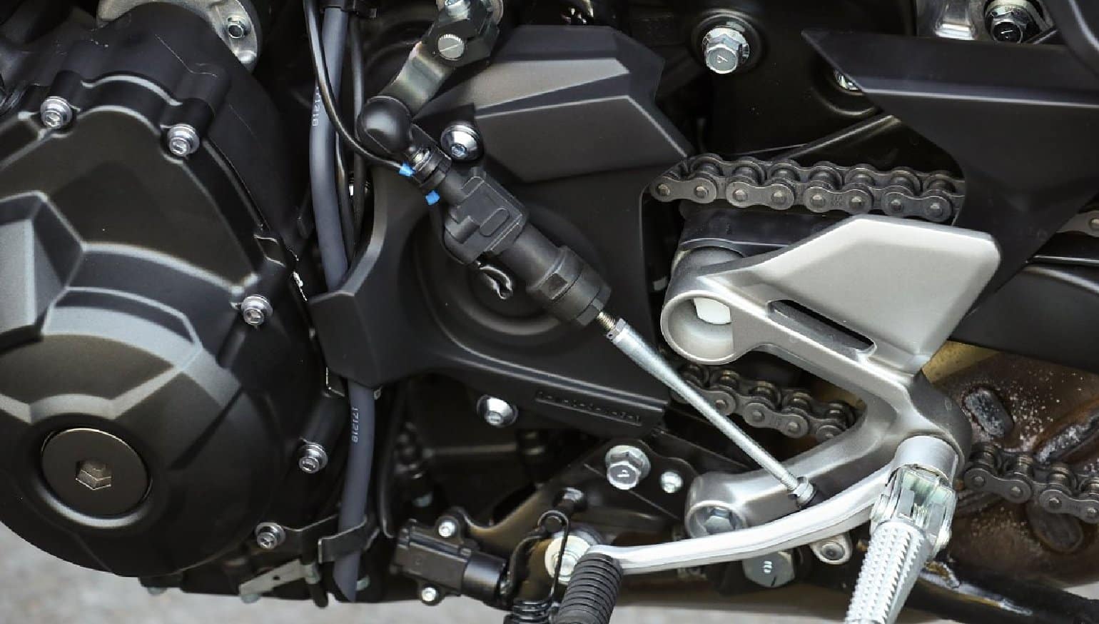 Quickshifter w motocyklu – czym jest i jak działa?