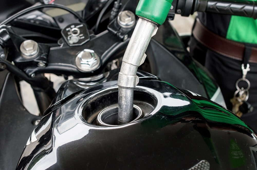 Motocyklisto – na wakacje na tych stacjach zatankujesz tańsze paliwo [SZCZEGÓŁY PROMOCJI, LIMITY, ZNIŻKI]