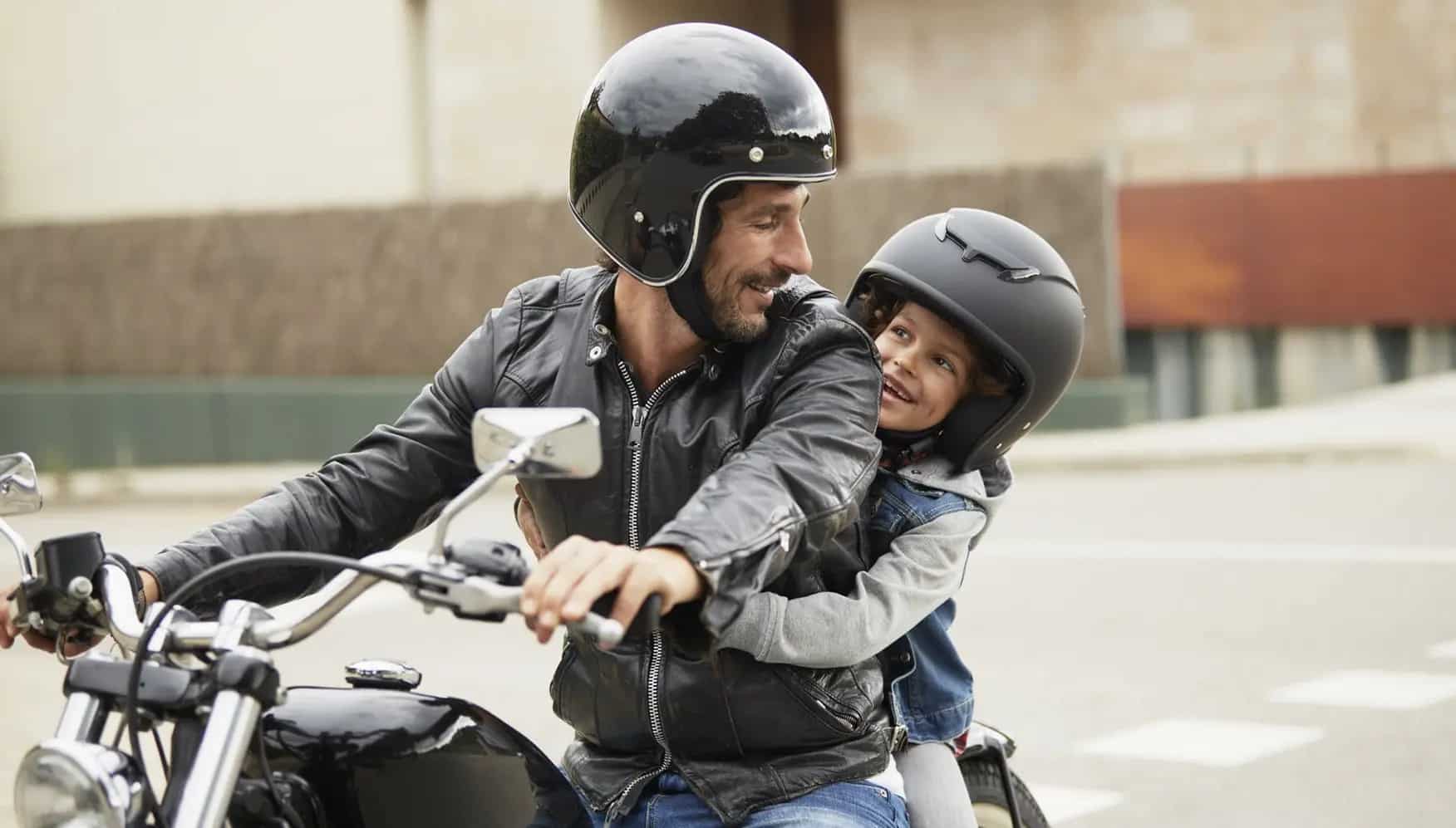 Czy motocyklem można jeździć z dzieckiem po Polsce i Europie? [PRZEPISY, REGULACJE PRAWNE, KARY]
