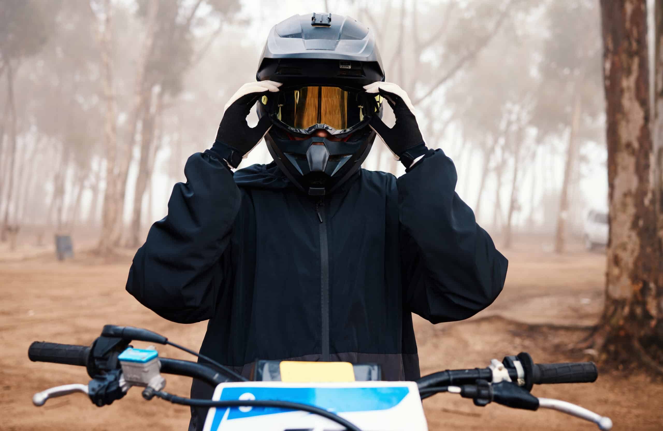 Policjanci zatrzymali 19-latka za jazdę motocyklem bez uprawnień i rejestracji.