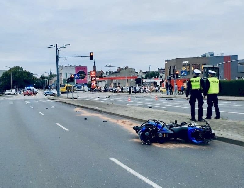 Kierowca mercedesa stratował motocyklistę. Myślał, że jest w grze.
