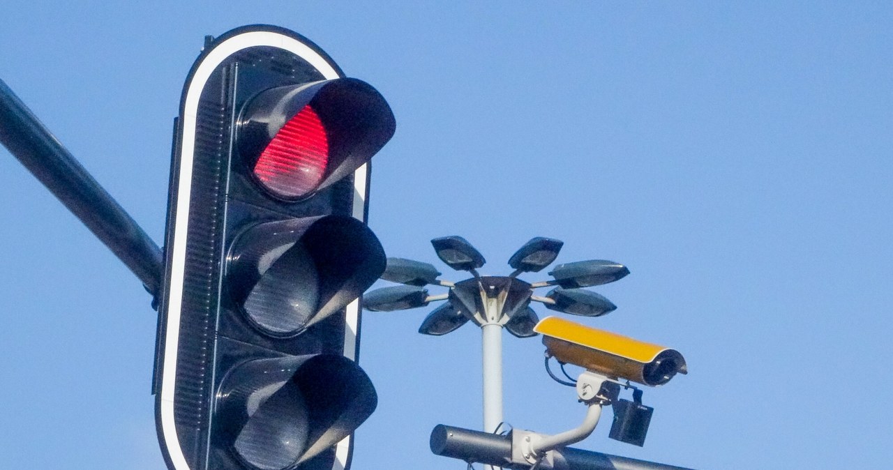 Nowe kamery rejestrujące przejazd na czerwonym świetle sieją postach wśród kierowców