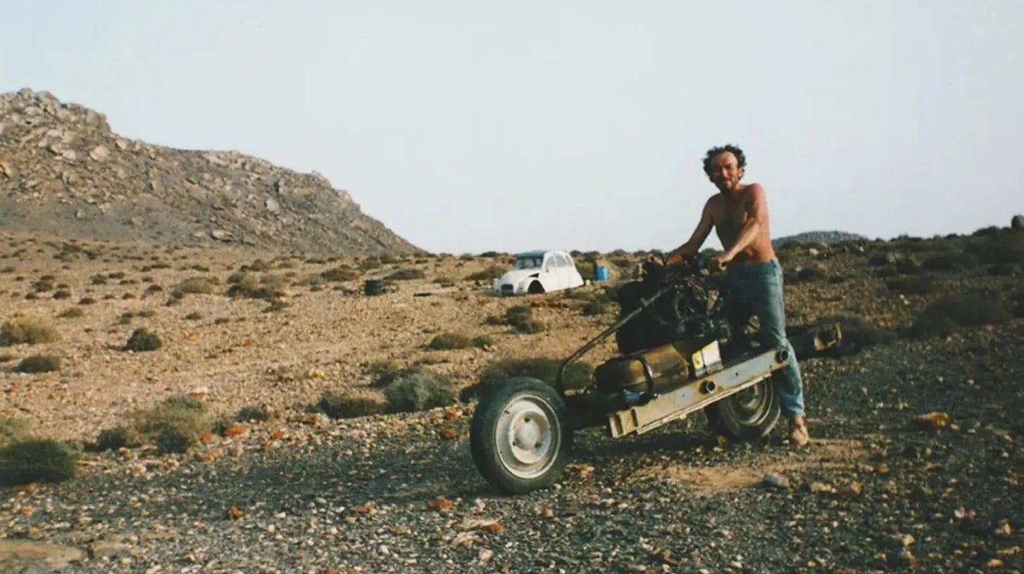 Po awarii na Saharze w 1993 roku przerobił Citroena 2CV na motocykl – niesamowita historia francuskiego MacGyvera