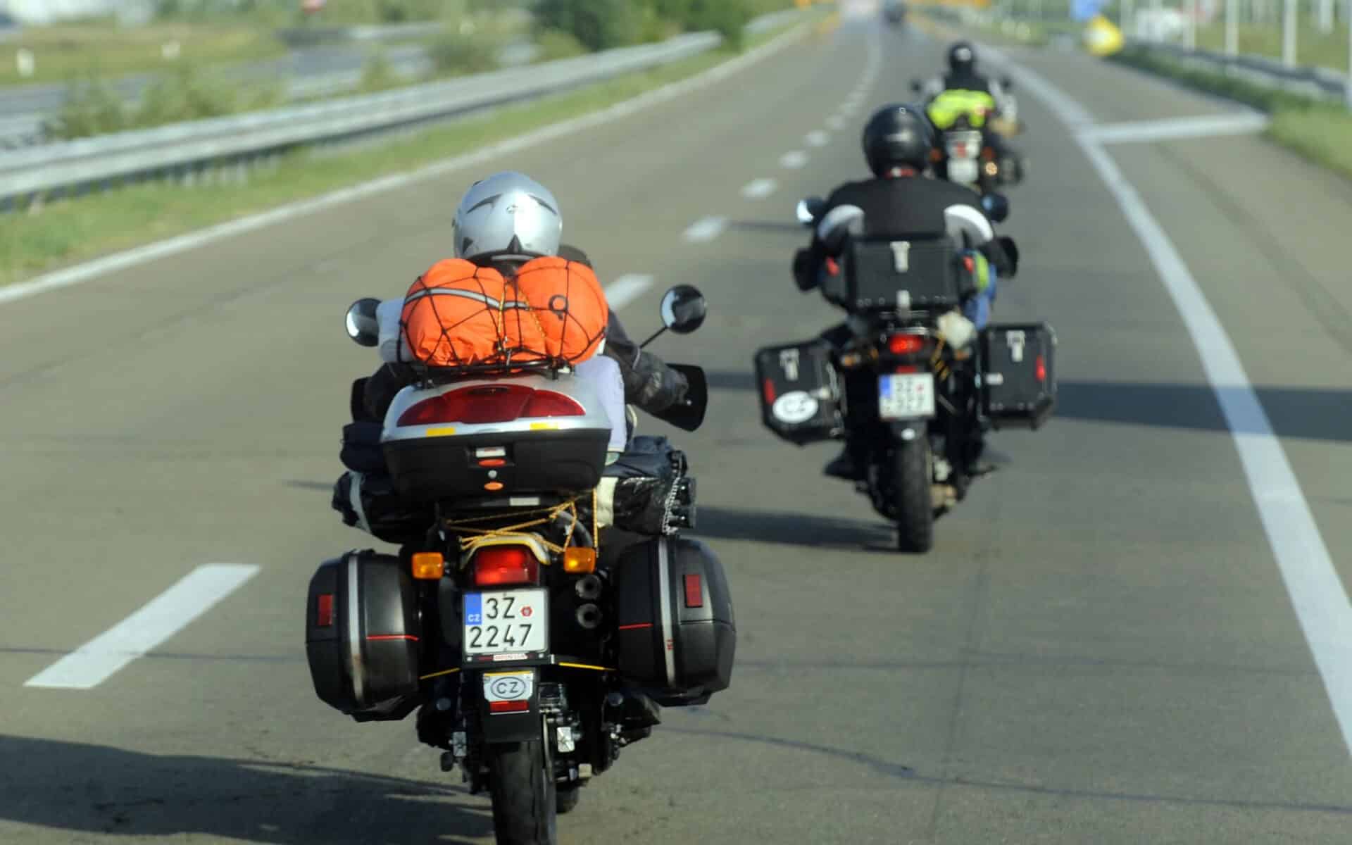 Strach przed jazdą autostradą – czy można jechać na niej wolniej, niż 140 km/h? [PRZEPISY, MANDAT KARNY]