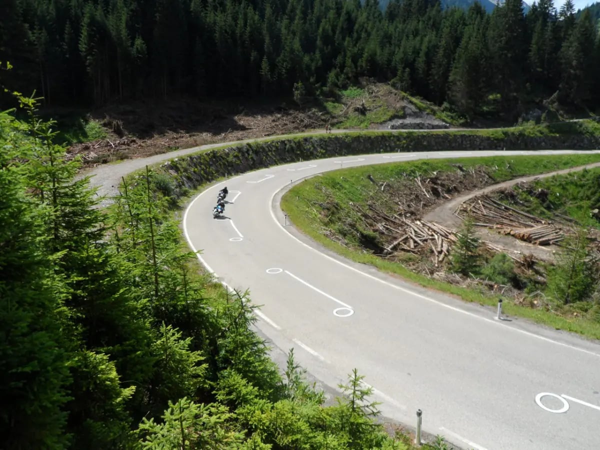 Dodatkowe oznaczenie na jezdni sprawiło, że liczba wypadków z udziałem motocyklistów spadła o 80% – pomysł Austriaków powinien trafić na wszystkie kręte drogi