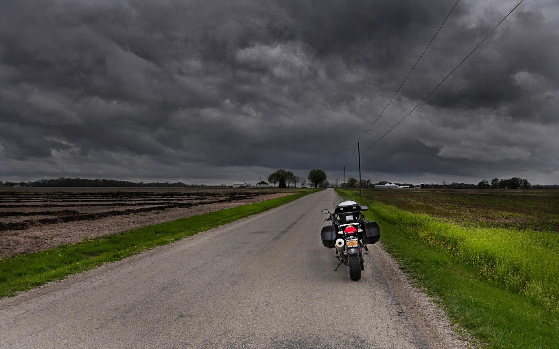 Czy można jechać motocyklem podczas burzy? Koniecznie musisz wiedzieć, jak się zachować w trudnych warunkach [PORADNIK]