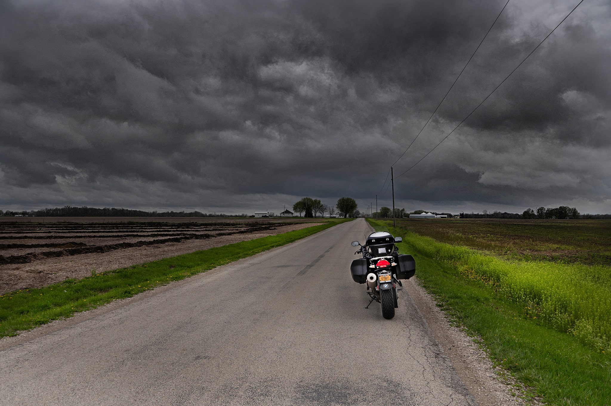 Czy można jechać motocyklem podczas burzy? Koniecznie musisz wiedzieć, jak się zachować w trudnych warunkach [PORADNIK]