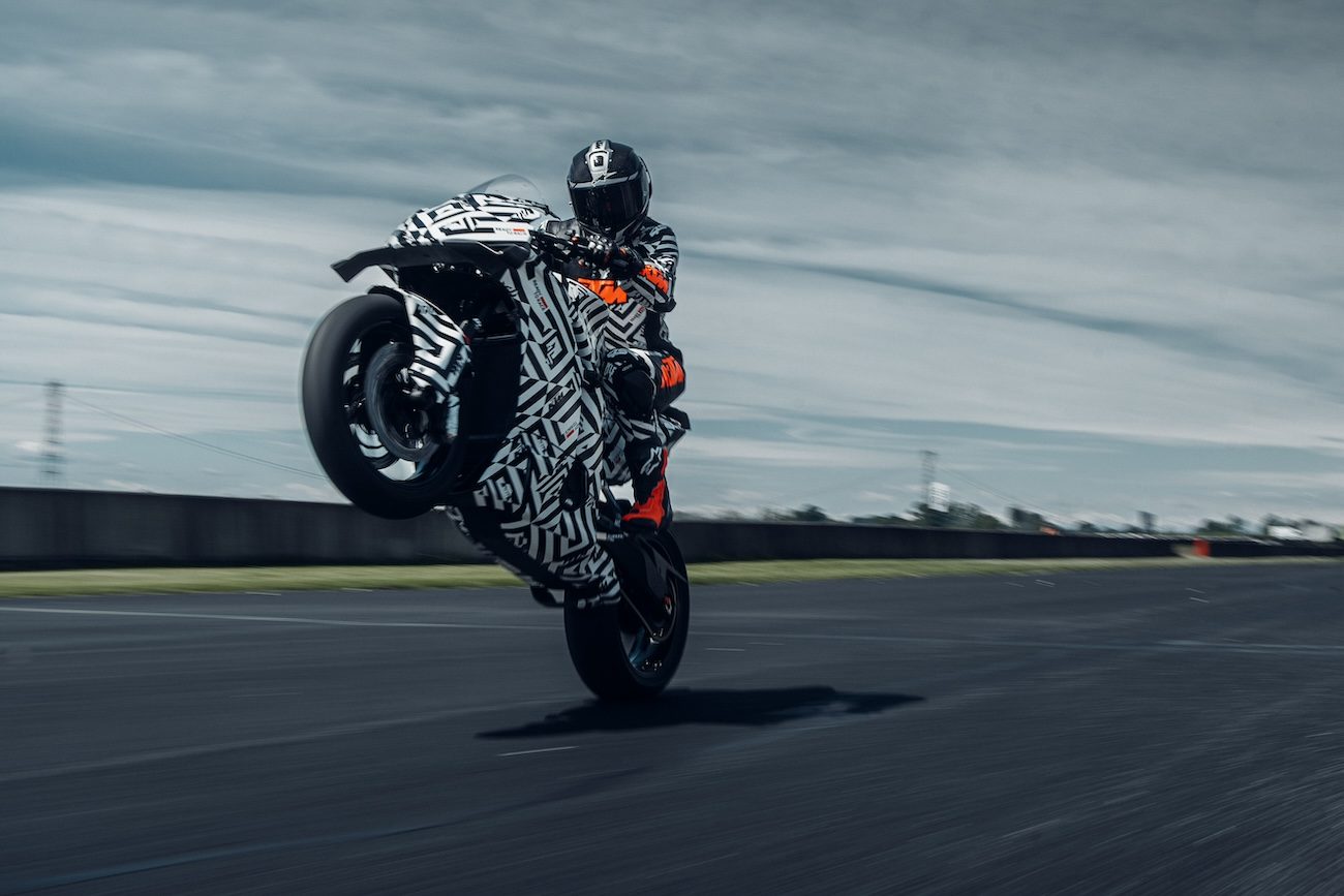 Ostre testy KTM RC 990 RC R – Austriacy nie dotrzymali słowa i bardzo dobrze! [VIDEO]