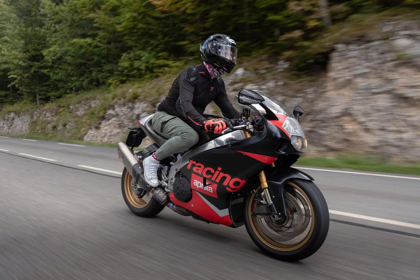 Aprilia RSV4 1100 Factory w klasycznym opakowaniu RS250 z 1995 roku!