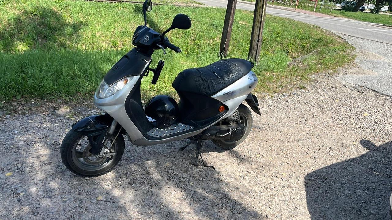 Nastolatek bez uprawnień spowodował wypadek skuterem. Jednoślad od 10 lat nie miał przeglądu technicznego.