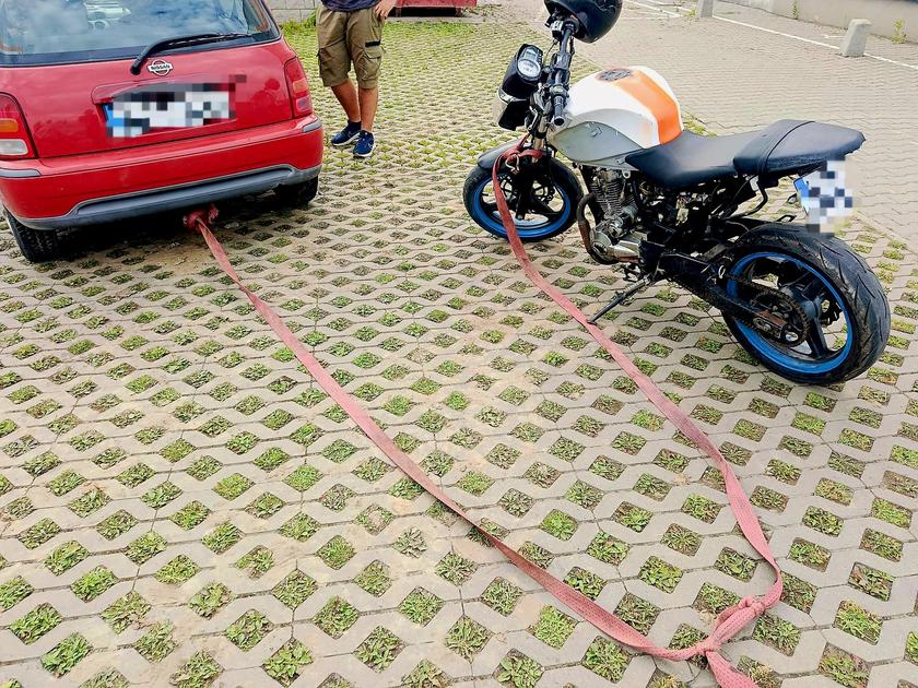 Holowali motocykl samochodem osobowym za przednie lagi – jak zrobić to prawidłowo?