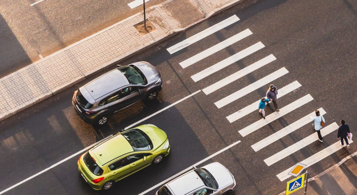 Czy możesz ruszyć motocyklem lub samochodem jeżeli na przejściu nadal znajduje się pieszy? [PRZEPISY]