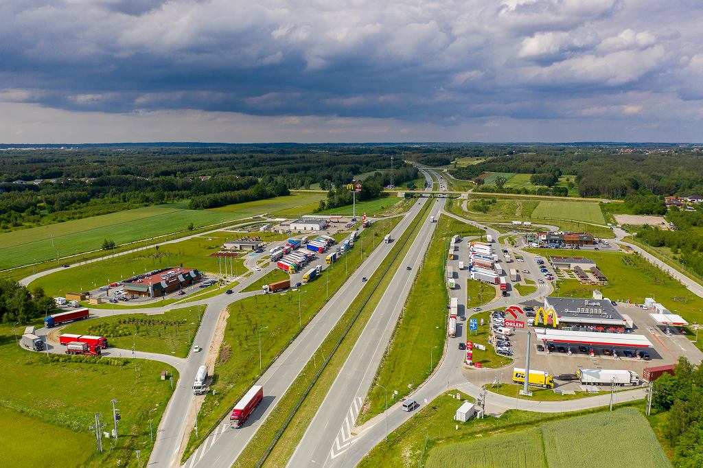Dlaczego paliwo na stacjach przy autostradzie jest droższe? W Polsce różnica wynosi nawet kilkadziesiąt groszy na litrze