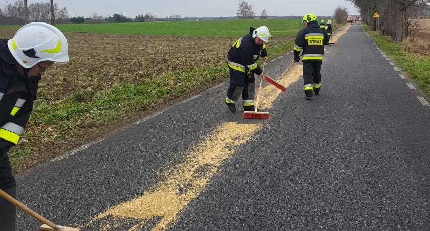 Motocyklista wywrócił się przez rozsypane ziarno na drodze