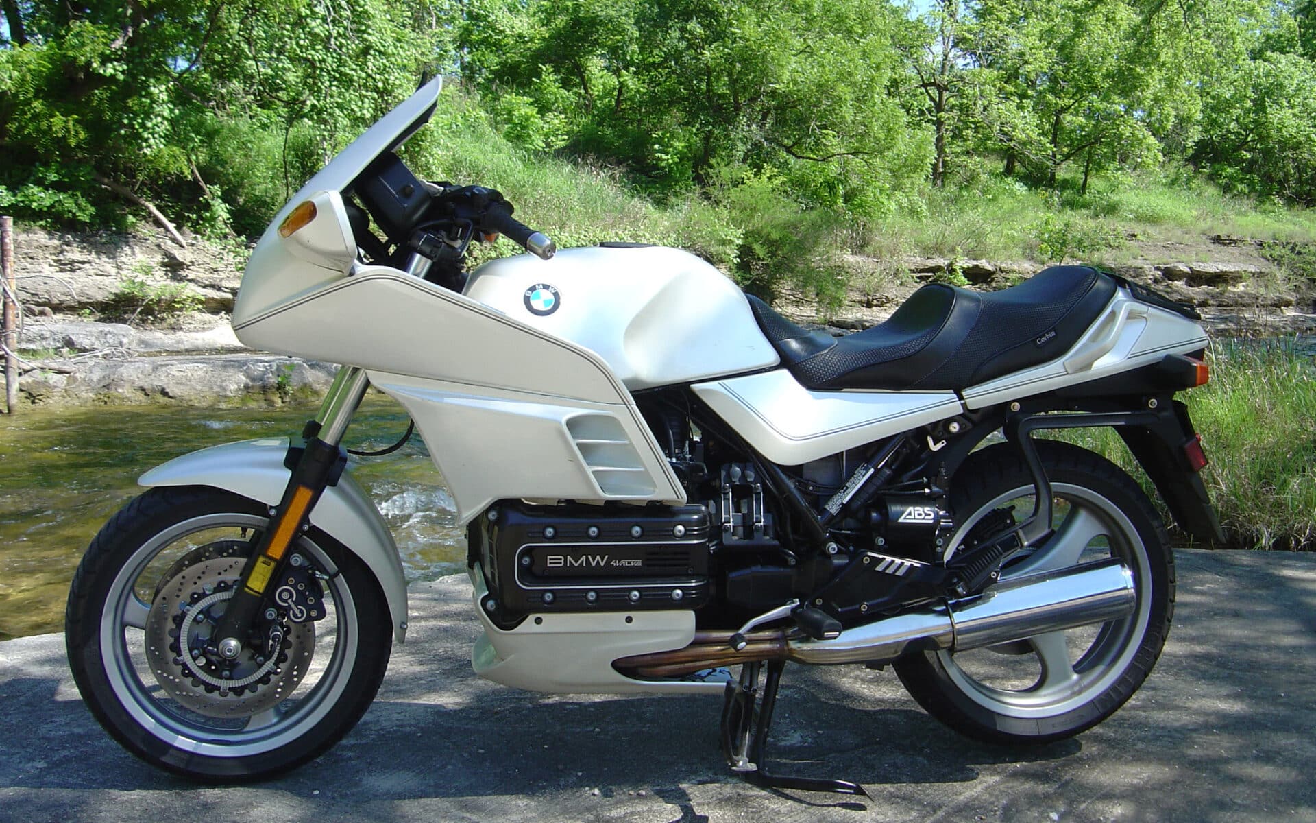 BMW K100 (1983-1990) – KaSETA, którą da się lubić! [OPIS, HISTORIA, DANE TECHNICZNE]