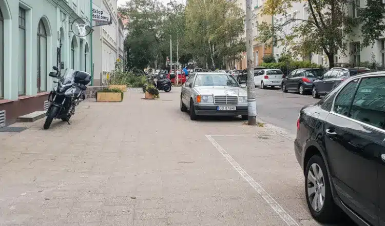 Czy można parkować motocykl na chodniku? [PRZEPISY]