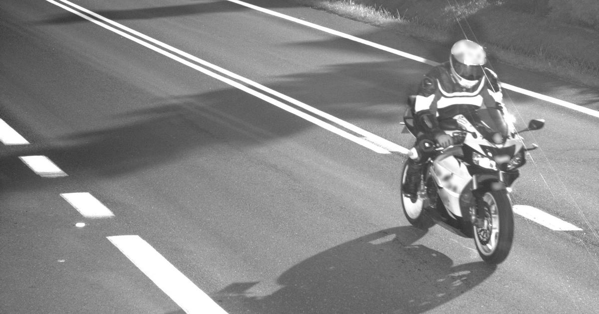 Zdjęcie z fotoradaru? Coraz więcej motocyklistów korzysta ze znanego sposobu, który pozwala im uniknąć mandatu