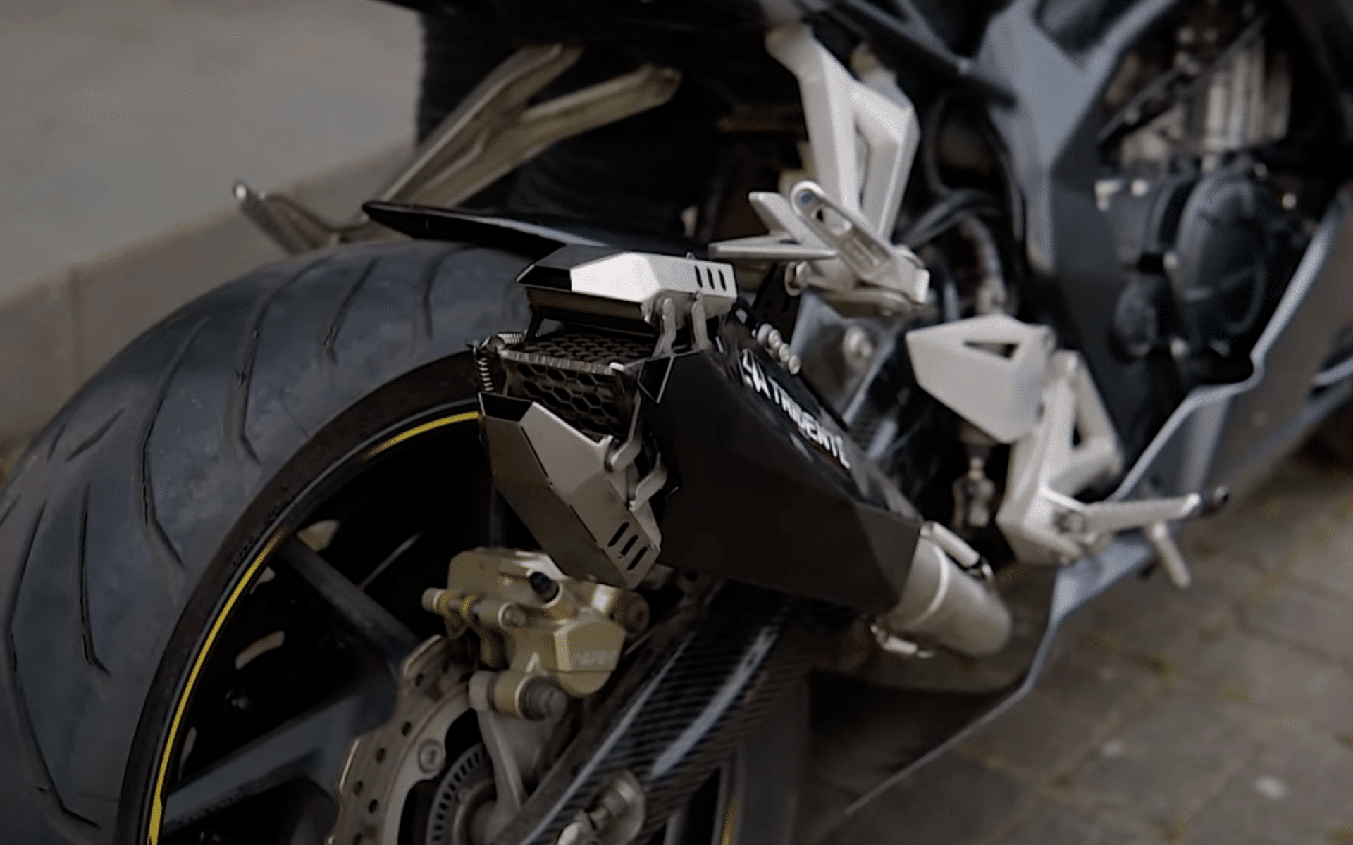 Aktywny wydech w motocyklu? Indonezyjska firma prezentuje układ Knalpot Robotic Tridente Scorpion [VIDEO, DŹWIĘK]