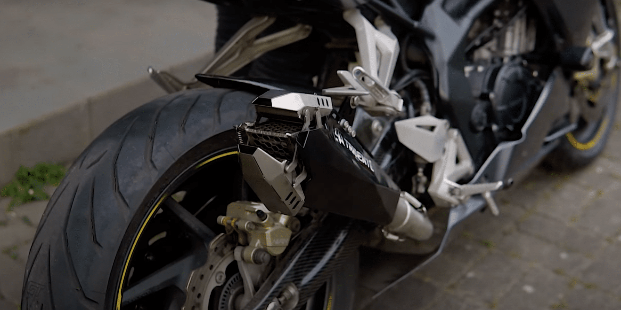 Aktywny wydech w motocyklu? Indonezyjska firma prezentuje układ Knalpot Robotic Tridente Scorpion [VIDEO, DŹWIĘK]