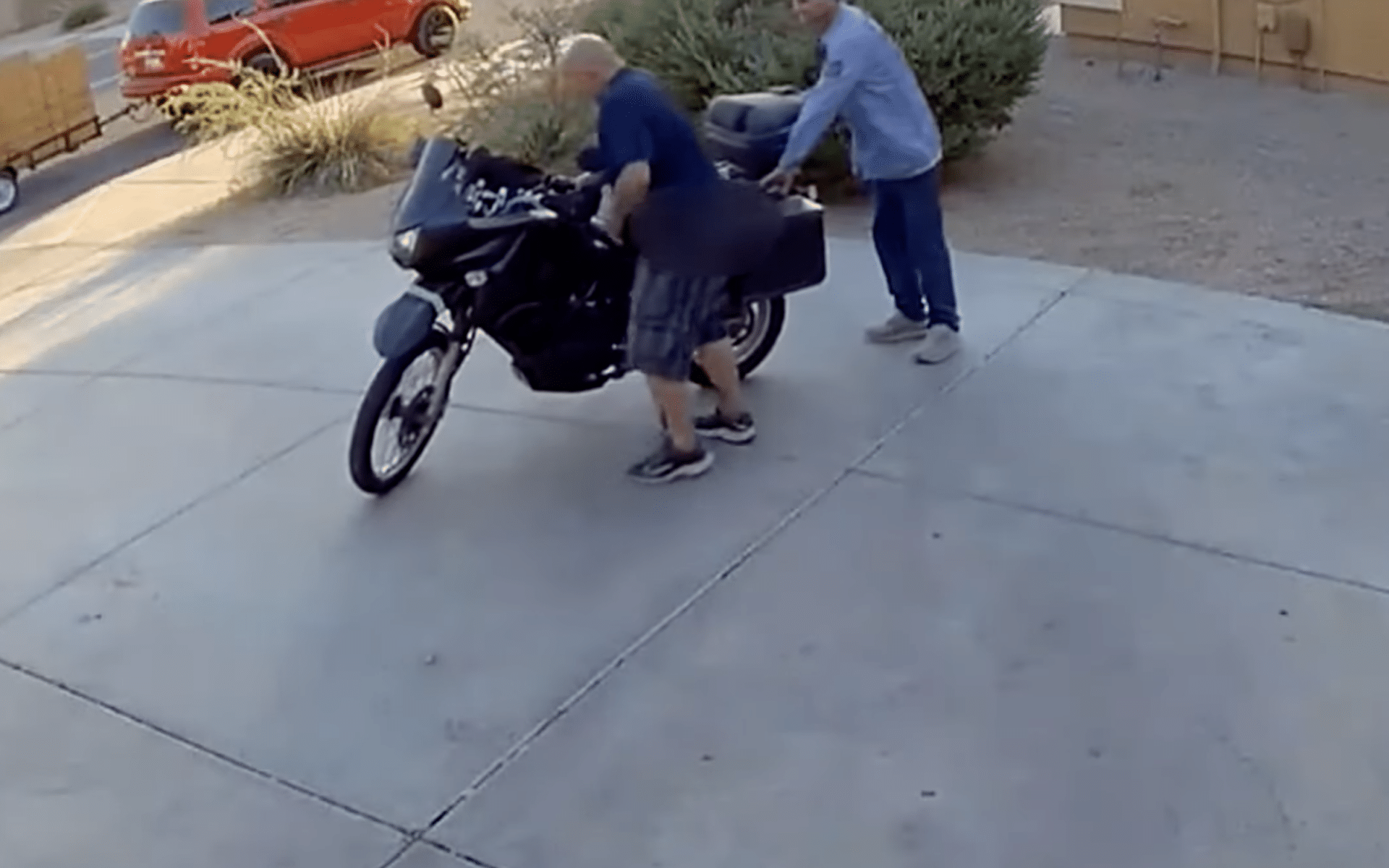 Zuchwała próba kradzież motocykla z tyłkiem na wierzchu [VIDEO]